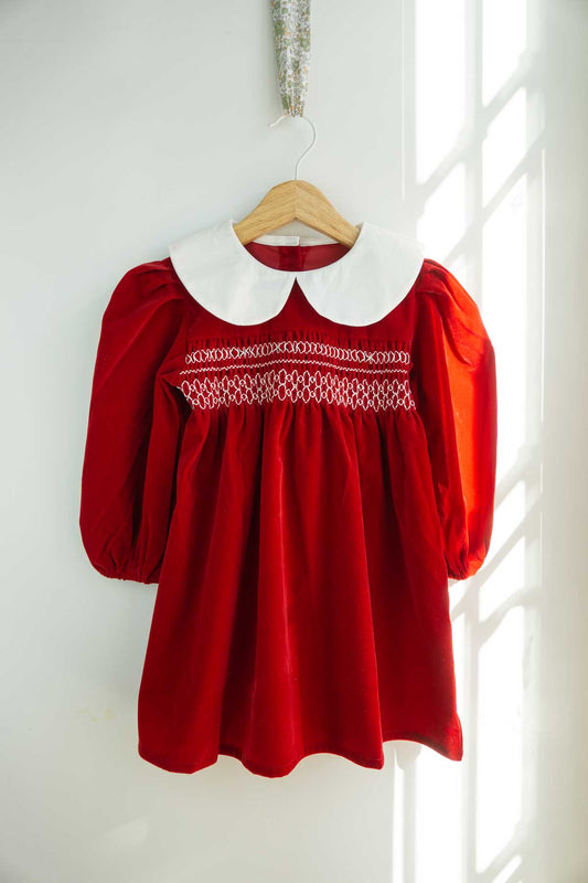 precioso vestido rojo con cuello solapa y bordados blanca