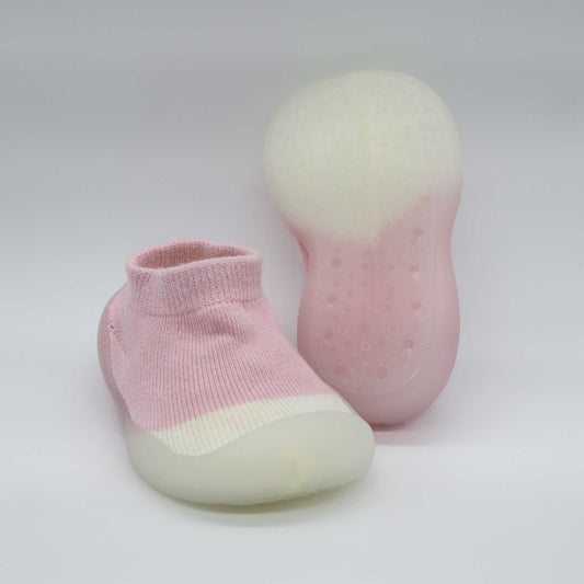 calcetines con suela de goma flexible muy comodo para los primeros pasos de tu bebe. facil de colocar y quitar. algodon elastico